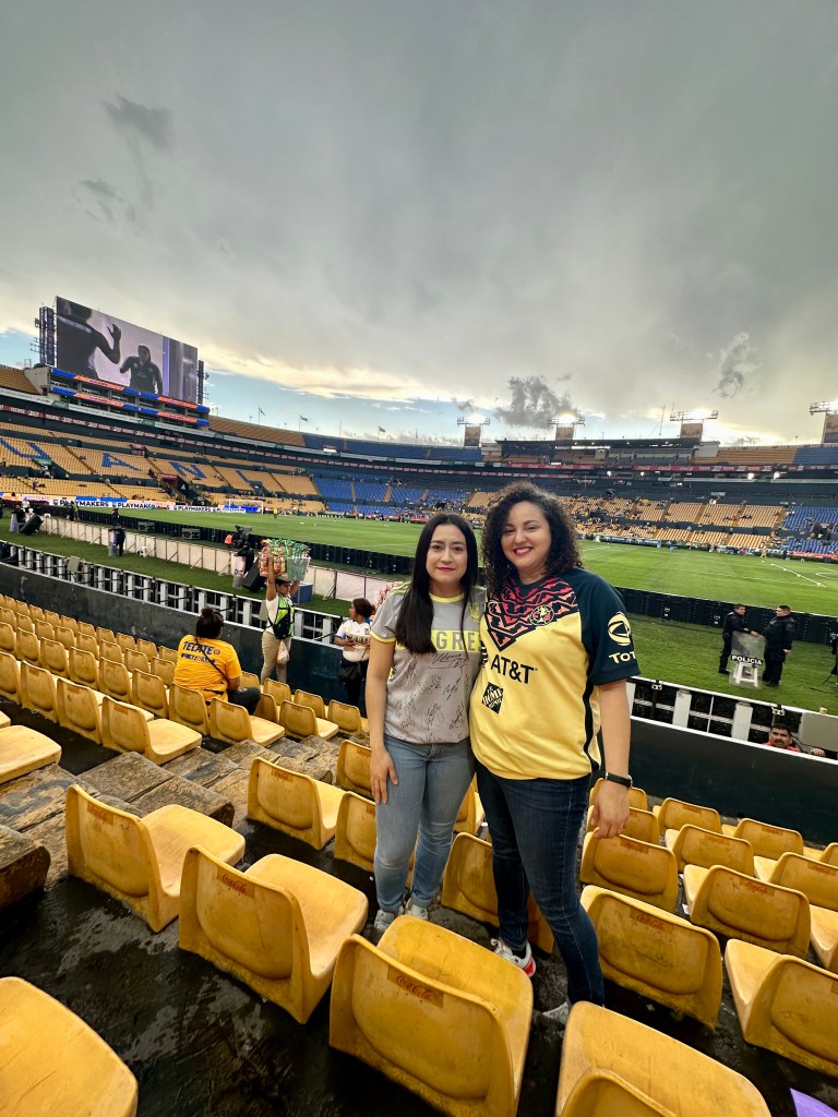 Foto de Brenda y Caro en el Estadio Universitario. Brenda está utilizando su jersey de Tigres y Caro del América.